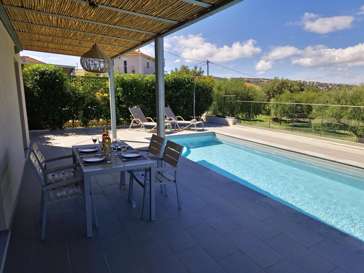 Onar - Luxury Villas อาร์กอสโตลี ภายนอก รูปภาพ